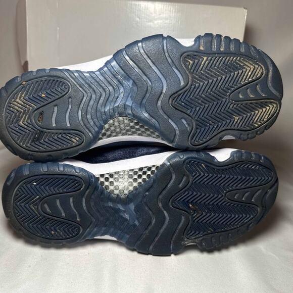Size 9.5 - Wmns Air Jordan 11 Retro Midnight Navy Velvet Women's Shoes - Picture 6 of 10